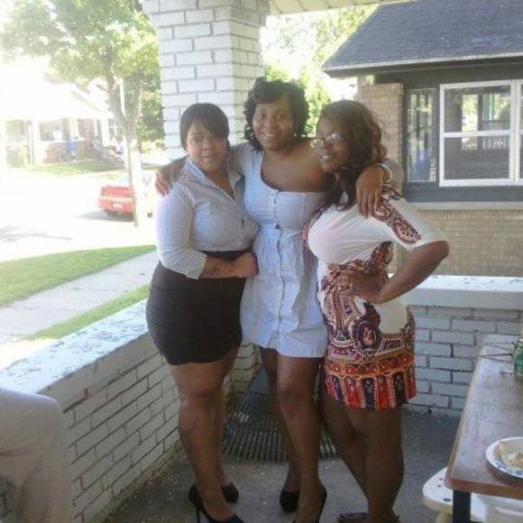 Profile Picture of Yolanda Halliburton (@yolandamomof3) on Poshmark