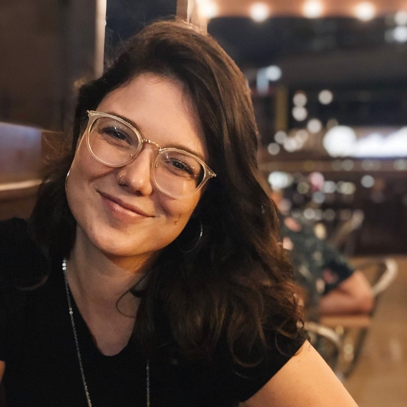 Profile Picture of Ellen Hogan (@hellohogan) on Poshmark