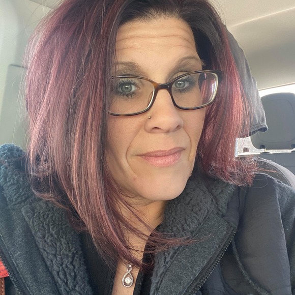 Profile Picture of Amanda Hazlett (@amandahazelett) on Poshmark