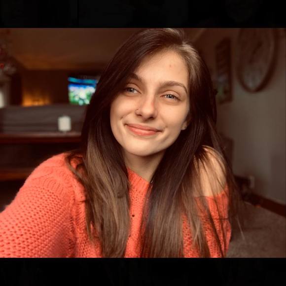 Profile Picture of Victoria Schleeter (@vschleeter) on Poshmark