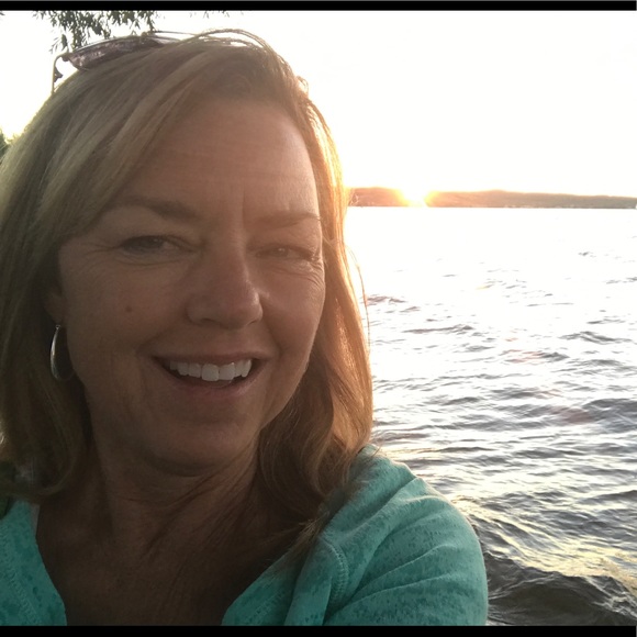 Profile Picture of Paula Perdue (@fitqen) on Poshmark