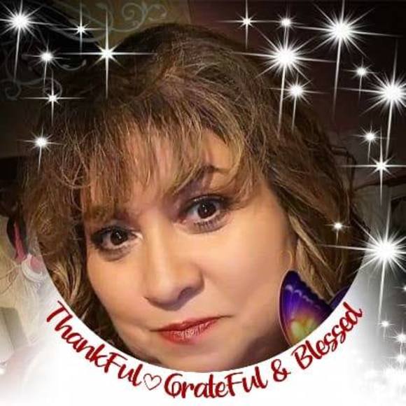 Profile Picture of Elizabeth Castro (@queenliz18) on Poshmark