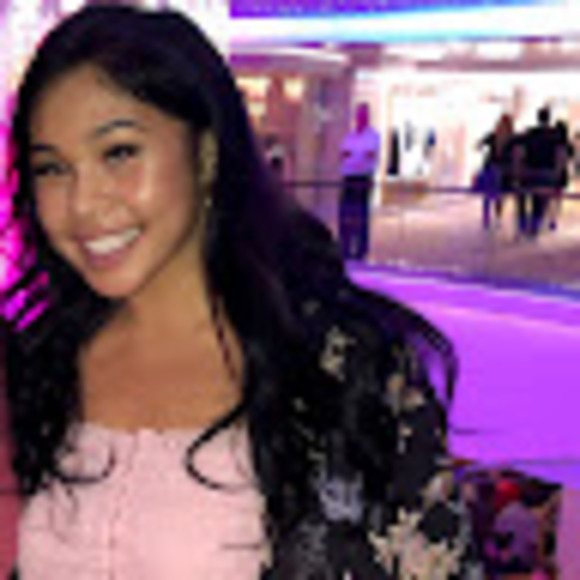 Profile Picture of Natania Zureiqi (@nataniazureiqi) on Poshmark