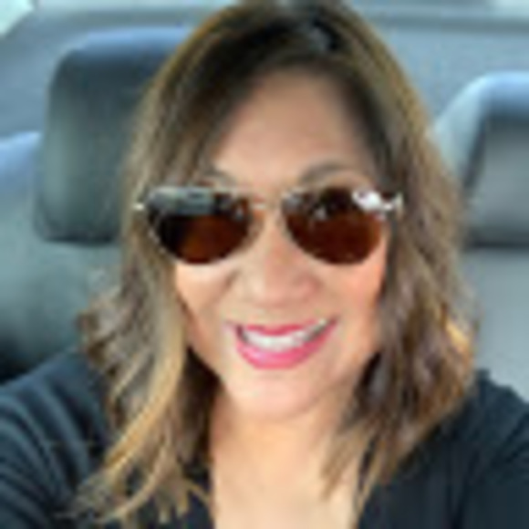 Profile Picture of Lori Bandow (@loribandow) on Poshmark