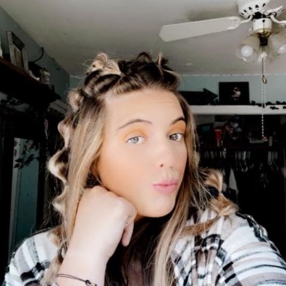 Profile Picture of Abby Singleton (@abbysingleto626) on Poshmark