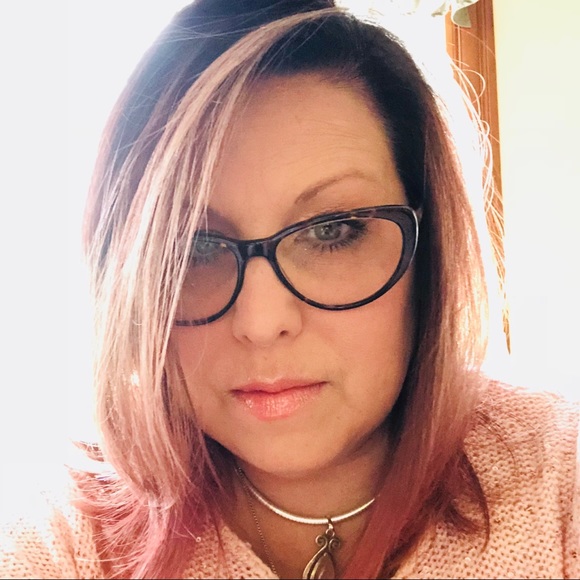 Profile Picture of Erika Veau (@erdysa) on Poshmark