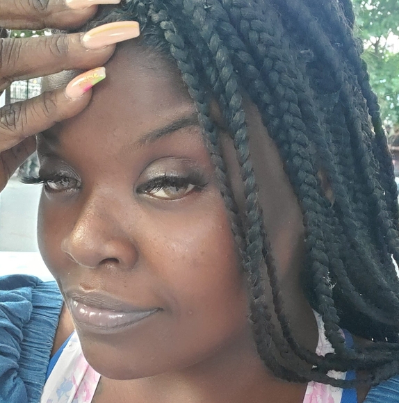 Profile Picture of Devanette Richardson (@fudgeyworld) on Poshmark