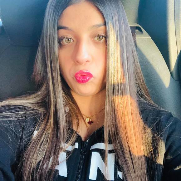Profile Picture of Andrea Schroeder (@andrea_27schr) on Poshmark