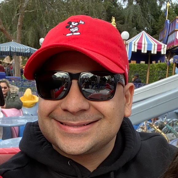 Profile Picture of Christopher Chavez (@chrischavz) on Poshmark