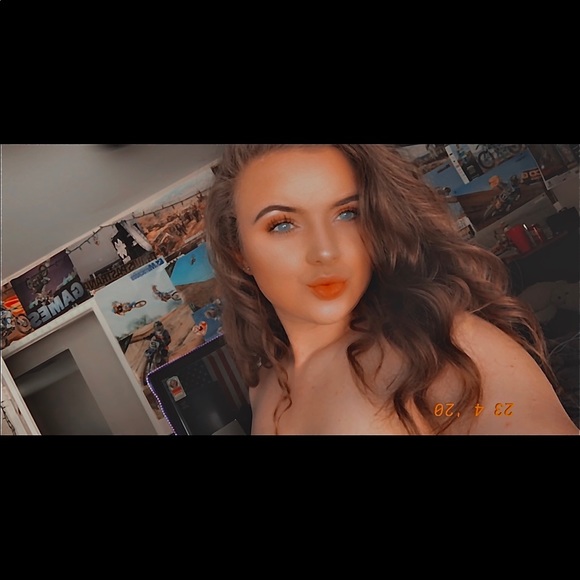 Profile Picture of Kaylee Huckfeldt (@khzd525) on Poshmark