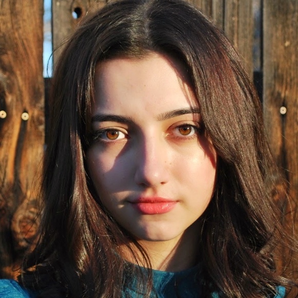 Profile Picture of Lily Weisbart (@lilyrene_w) on Poshmark