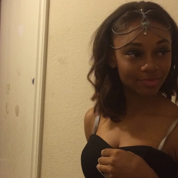 Profile Picture of Aubrey Howard (@aubreyannaa) on Poshmark