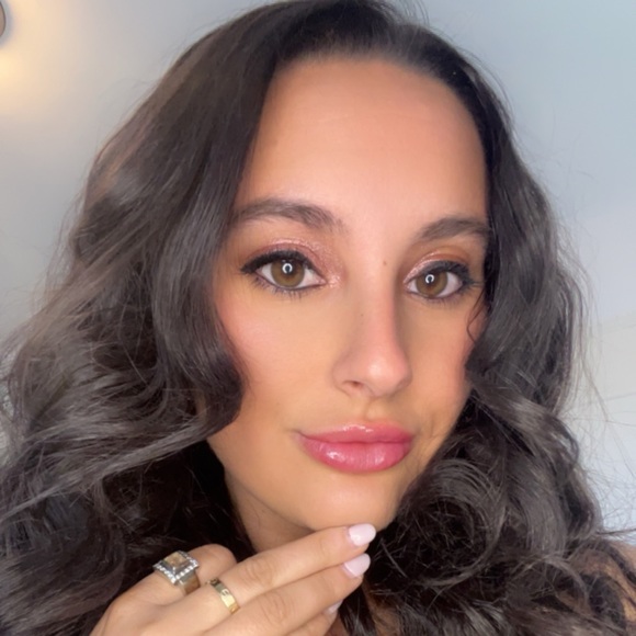 Profile Picture of Antonia Roros (@antoniaroros) on Poshmark