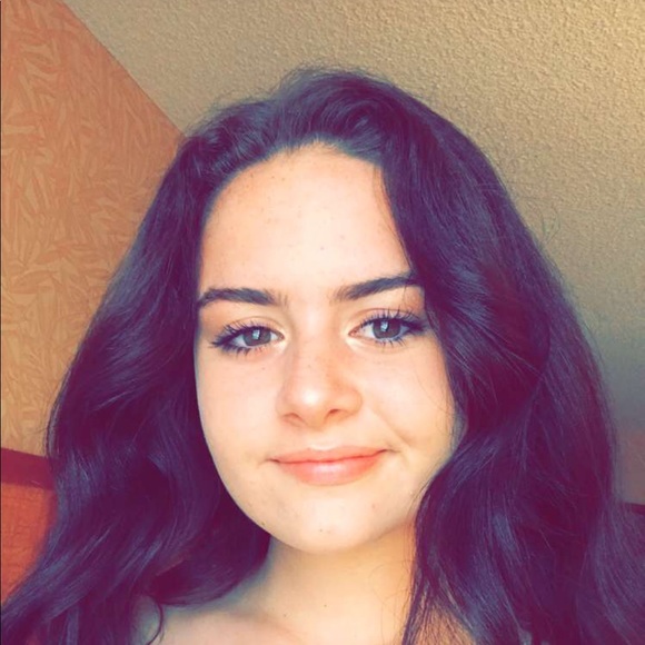 Profile Picture of Hailey Starks (@h_starks) on Poshmark