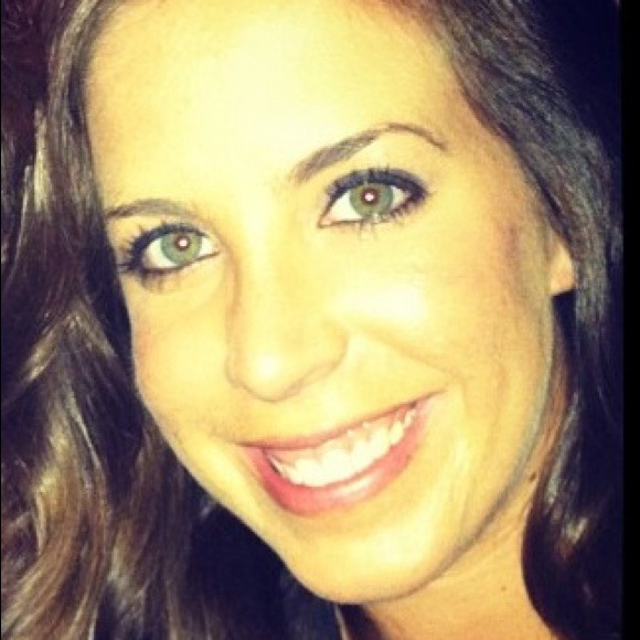 Profile Picture of Stephanie Mullenix (@samullenix) on Poshmark
