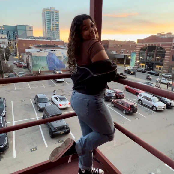 Profile Picture of Miranda Burrell (@miranda_burrell) on Poshmark