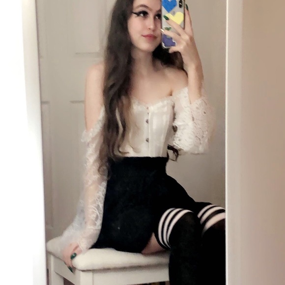 Profile Picture of Noelle Fields (@_pastelmind_) on Poshmark