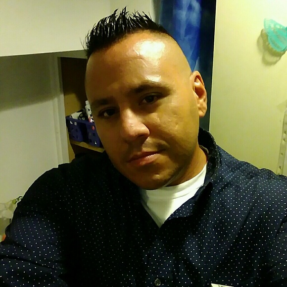 Profile Picture of Michael Snell (@mickyluvzz) on Poshmark