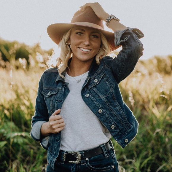 Profile Picture of Sarah Schellhammer (@s_schellhammer) on Poshmark