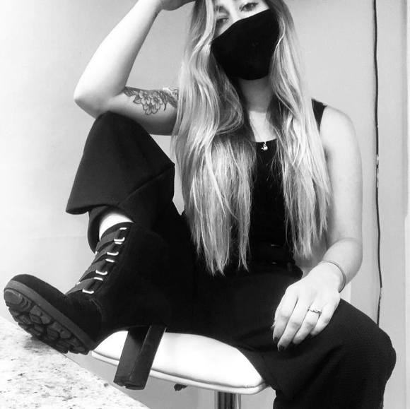 Profile Picture of Noelle Dowd (@bookluver222) on Poshmark