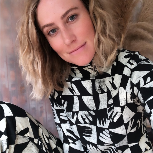 Profile Picture of Danielle Nagel (@dazey_la) on Poshmark