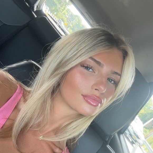 Profile Picture of Gia Piombo (@giapiombo) on Poshmark