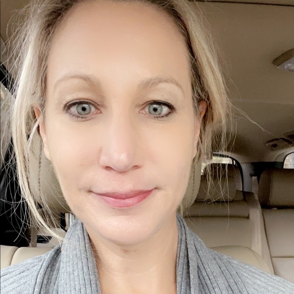 Profile Picture of Dana Bauries (@danabauries) on Poshmark