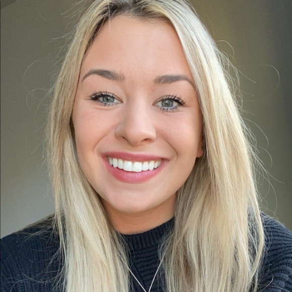 Profile Picture of Ivy Jacobsen (@ivyjacobsen) on Poshmark