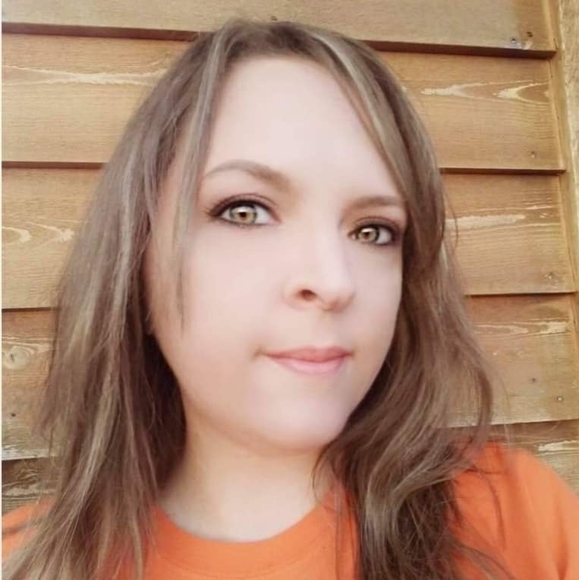 Profile Picture of Brandi wood Greenmyer (@brandigreenmyer) on Poshmark