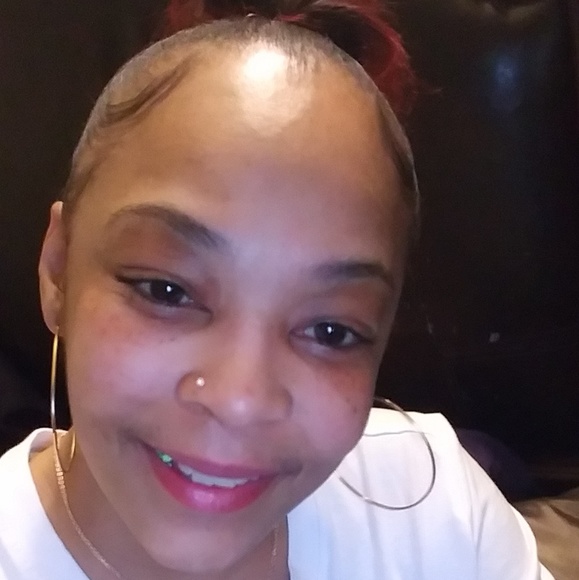 Profile Picture of Lashanda Moore (@lmoore071981) on Poshmark