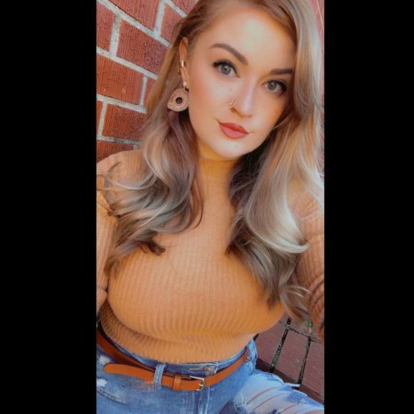 Profile Picture of Hollianna Hendler (@hollianna) on Poshmark