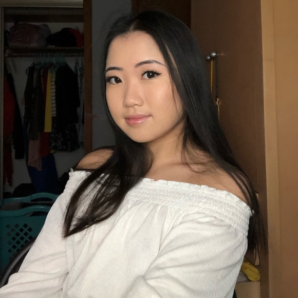 Profile Picture of Victoria Bliayang (@comfycasualglam) on Poshmark