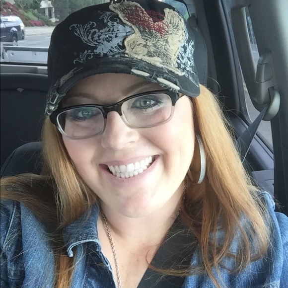 Profile Picture of Amanda Gieser (@geezy_17) on Poshmark