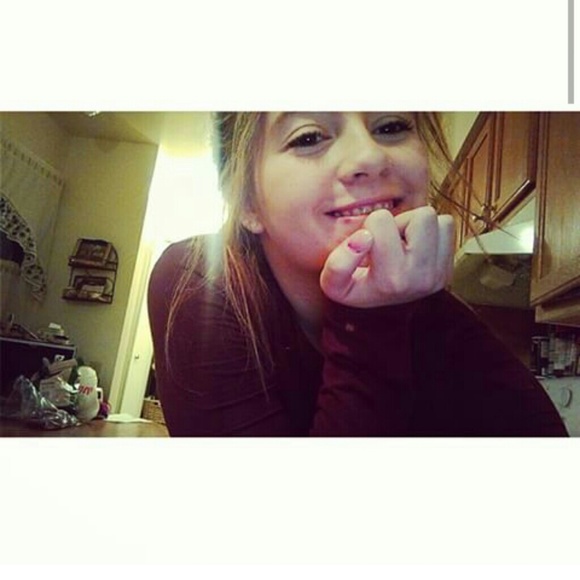 Profile Picture of Alana Veltman (@veltman1998) on Poshmark