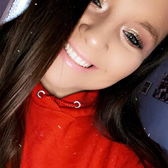 Profile Picture of Brooklyn Fowler (@brooklynf022602) on Poshmark