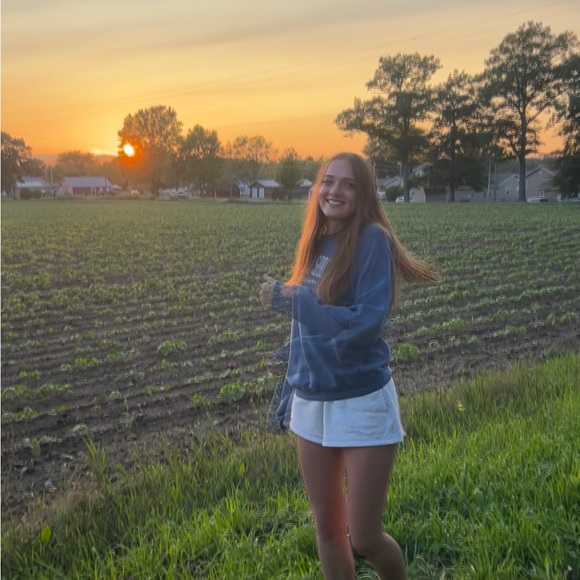 Profile Picture of Liv Mollitor (@livmollitor) on Poshmark
