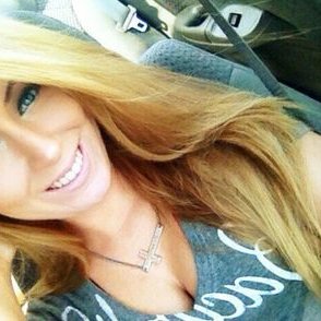 Profile Picture of Holly Cronan (@yllohamour) on Twitter