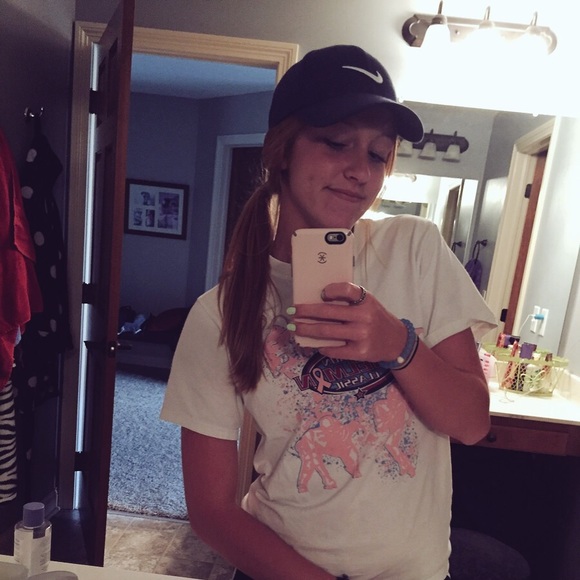 Profile Picture of Riley Gruenbaum (@rileygruenbaum) on Poshmark