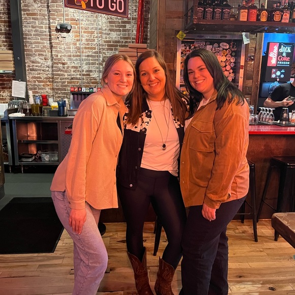 Profile Picture of Kelsie Snyder (@kelsiesnyder141) on Poshmark