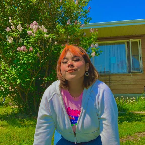 Profile Picture of Ella Omeasoo (@ellaomeasoo) on Poshmark