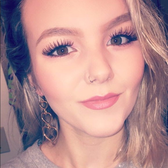 Profile Picture of Veronika Johnson (@veronikaj99) on Poshmark