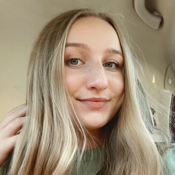 Profile Picture of Ella Sergeyeva (@ellasergeyeva) on Poshmark