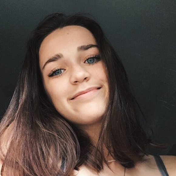 Profile Picture of Lizzie Diacik (@ldiacik) on Poshmark