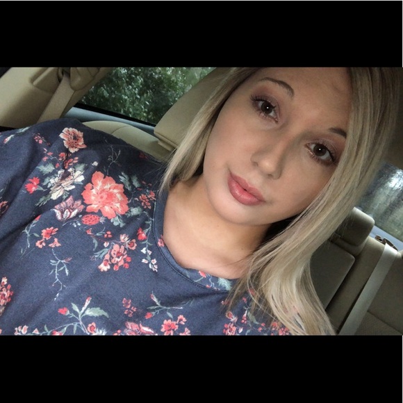 Profile Picture of Madison Houtsma (@madison7113) on Poshmark