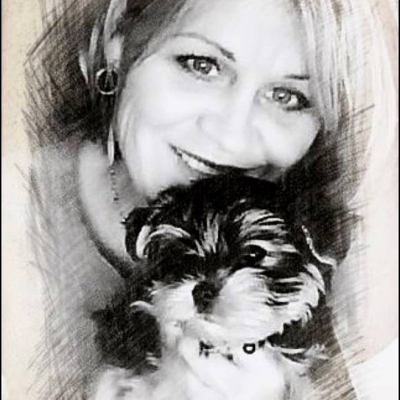 Profile Picture of Lisa Holbrook (@megle2) on Poshmark