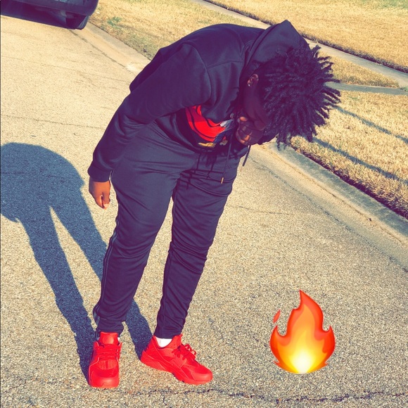 Profile Picture of Eric Vessel (@gettem_e) on Poshmark