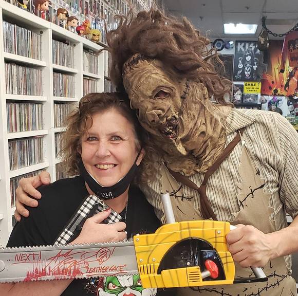 Lisa Eminhizer - Poshmark Profile Picture of Lisa Eminhizer (@lisaeminhizer) on Poshmark