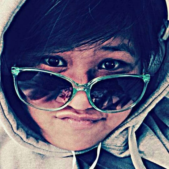 Profile Picture of Robelyn Aguilar (@akirobs123) on Poshmark