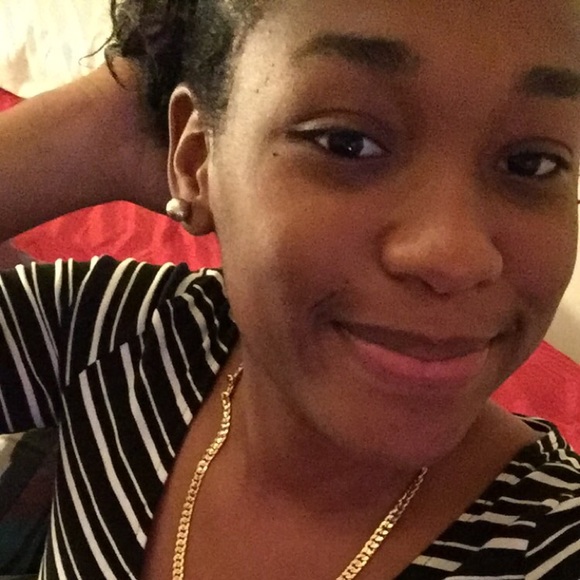 Profile Picture of Alberthe Berrouet (@alberthe18) on Poshmark