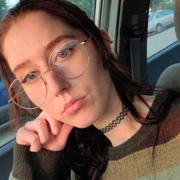 Profile Picture of Sam Weaver (@squammytbh) on Poshmark